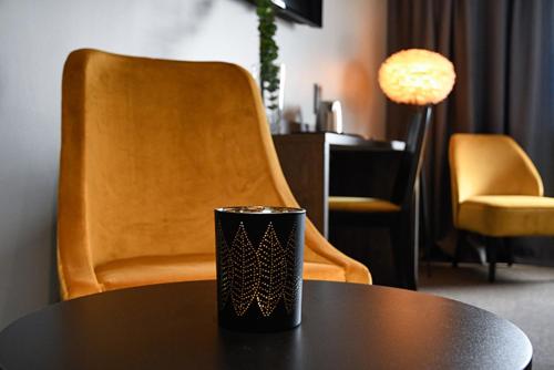a black cup sitting on top of a table at Pite Havsbad Piteå in Piteå