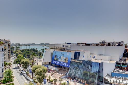 una vista aerea di una città con edifici di Cannes Conseil Immo - Appartement 1 chambre, zone semi piétonne -Tol- a Cannes
