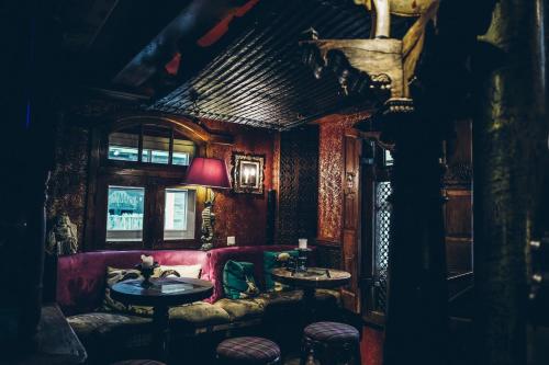 a living room with a pink couch and two tables at Der LIPPISCHE HOF in Bad Salzuflen