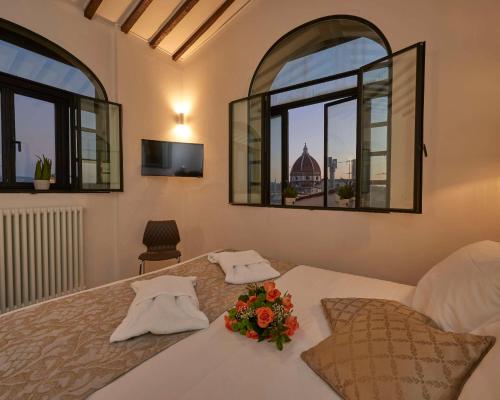 Suites Cavour 34 by 360Rentals tesisinde bir odada yatak veya yataklar