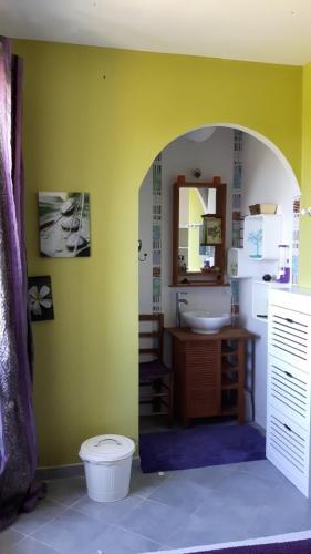 une salle de bain avec un lavabo et des toilettes dans l'établissement grande girondine aux portes du perigord, à Bonneville-et-Saint-Avit-de-Fumadières