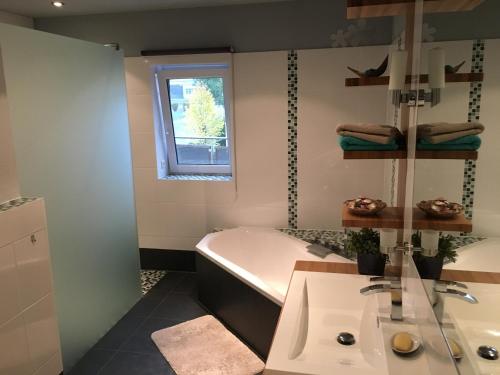 a bathroom with a tub and a sink at Am Kirchsteig in Schlettau