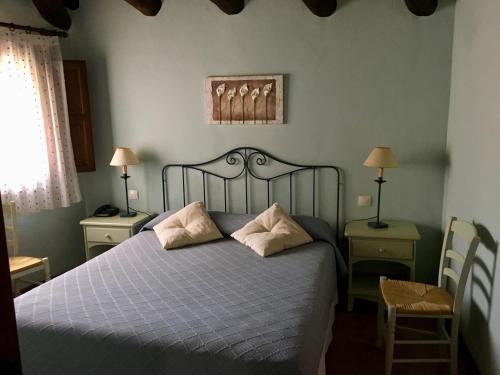 um quarto com uma cama com duas almofadas em Hotel Albarrán em Albarracín