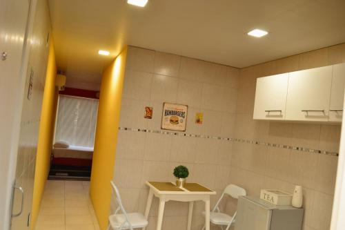 una pequeña cocina con mesa y sillas en una habitación en Departamento Temporario FORMOSA en Formosa