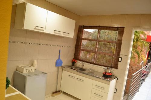 A kitchen or kitchenette at Departamento Temporario FORMOSA