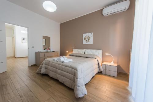 ein Schlafzimmer mit einem Bett und ein Zimmer mit einem Ventilator in der Unterkunft B&B Aries in Casarano