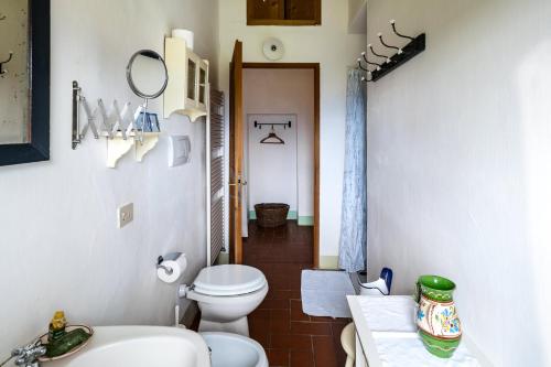 een kleine badkamer met een toilet en een wastafel bij Locanda Casanuova in Figline Valdarno