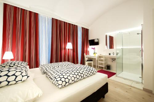 Schlafzimmer mit einem Bett und einer Glasdusche in der Unterkunft Pension am Wienfluss in Wien