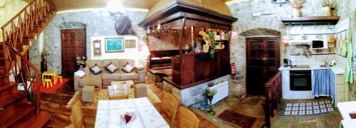 a room with a kitchen with a stove and a staircase at Agroturismo La Casona de Belmonte in Oviñana