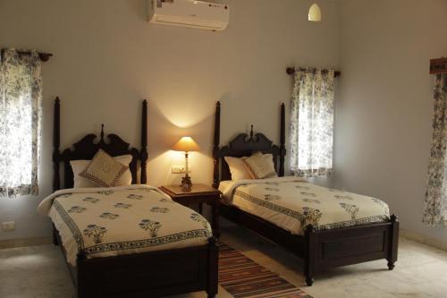 Кровать или кровати в номере Shahpura Abhaneri Resort