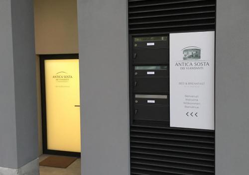 a room with two filing cabinets and a yellow door at Antica Sosta dei Viandanti in Cadenazzo