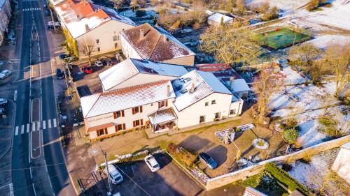 an overhead view of a house and a street at LES JARDINS DE LA GRANGE in Rezonville