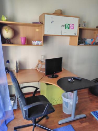 Una televisión o centro de entretenimiento en Quarto junto ao mar