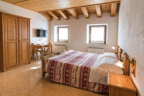 Un pat sau paturi într-o cameră la Hotel Frizzolan