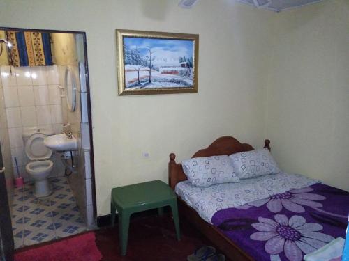 una piccola camera con letto e servizi igienici di Colours Club and Spa a Kigali
