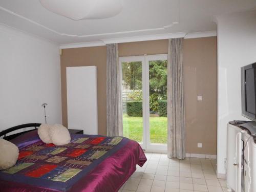 - une chambre avec un lit et une fenêtre dans l'établissement Suite Horatio, à Heusden-Zolder