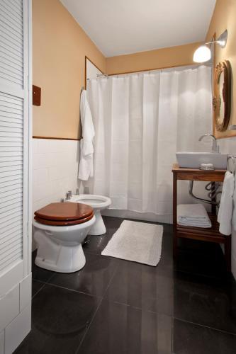 a bathroom with a toilet and a sink at La Petite Maison San Isidro in San Isidro