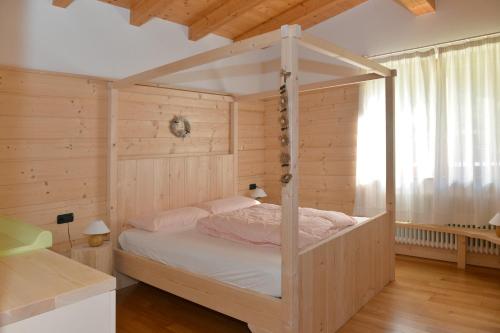 Un pat sau paturi într-o cameră la Andalo Chalet