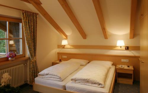 1 dormitorio con 2 camas y ventana en Residence Sonnwies, en Valdaora