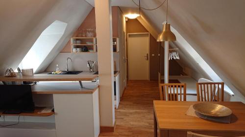 a kitchen and living room with a sink and a table at "goethezimmer" - auf dem Dach der NOTENBANK in Weimar