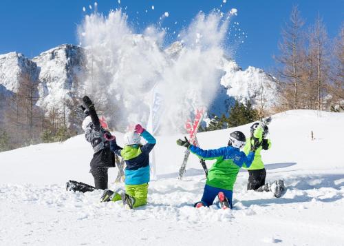 a group of people standing in the snow at Kärnten Apartment Turnersee in Sankt Kanzian