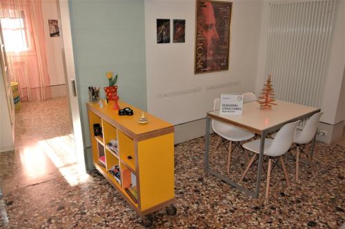 een kamer met een bureau en een tafel en stoelen bij A CASA DI PEPLIS in Venetië