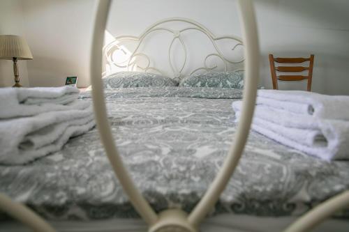 Double bedroom in ashared flat في سوتون: غرفة نوم بسرير مع اطار سرير ابيض