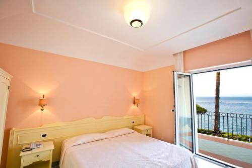 Een bed of bedden in een kamer bij Hotel Terme Alexander