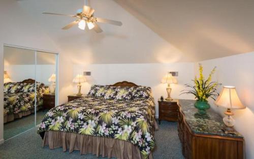 1 dormitorio con 1 cama y ventilador de techo en The Cozy Inn, en St. Augustine