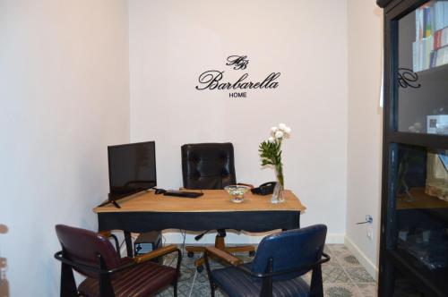 an office with a desk with chairs and a computer at Barbarella Home in Naples