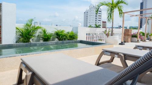卡塔赫纳Soy Local Centro Histórico的建筑物屋顶上的游泳池