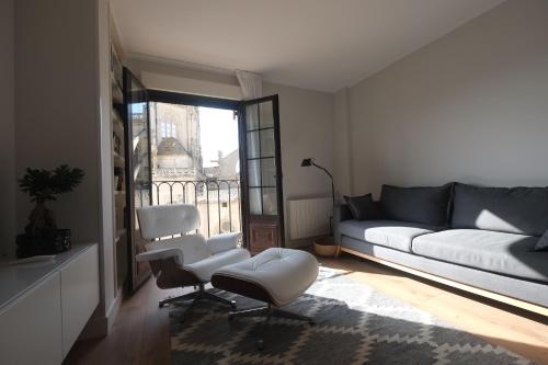 ブルゴスにあるTocando la Catedral by Exclusive Burgos Apartmentsのリビングルーム(ソファ、椅子2脚付)