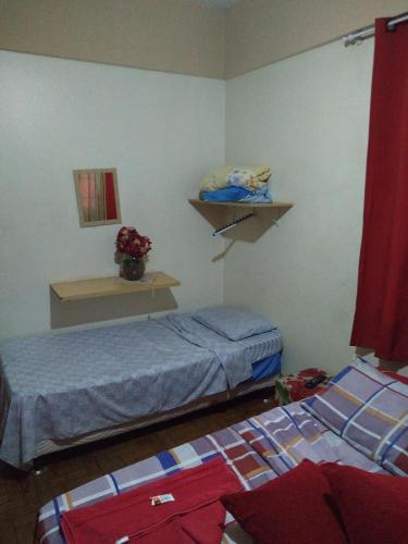 1 dormitorio con 2 camas en una habitación en Hotel Santa Sara, en Ribeirão Preto