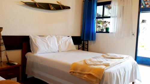 1 dormitorio con 1 cama con un barco en la pared en Pousada Via Maria, en Cananéia