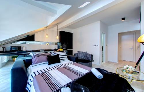 Ruang duduk di Luxury apartment CRYSTAL