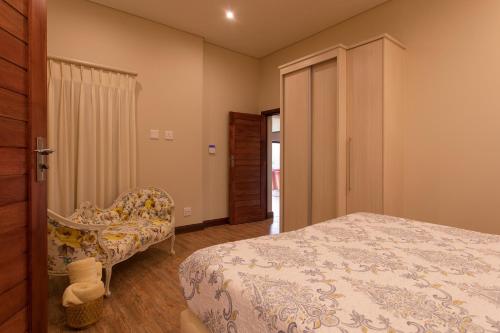 Una cama o camas en una habitación de Monet House