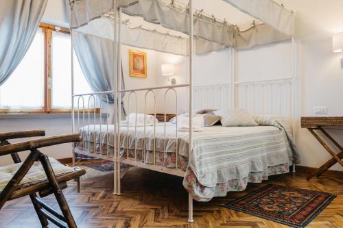 um quarto com uma cama de dossel num quarto em Casa Montecuccoli em Montelupo Fiorentino
