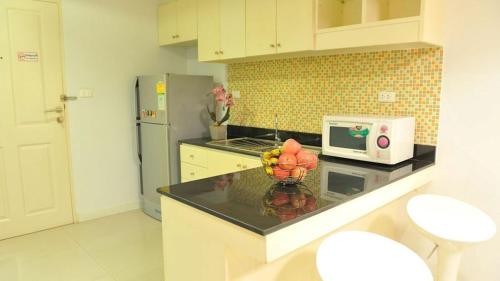 una cocina con un jarrón de fruta en una barra en Duplex 21 Apartment, en Bangkok