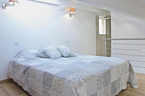 アンティーブにあるAppartement Duplex coeur vieil Antibes Old city Marché provencalのベッドルーム1室(青と白の毛布付きのベッド1台付)