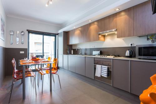 Lagos Marina apartment with pool & gym