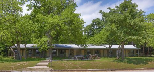 una casa amarilla con árboles delante de ella en NRS Event Center & Guest Ranch, en Decatur