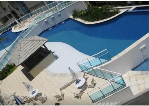 マンガラチバにあるApto no Condominio Porto Real Resortのスイミングプール(椅子、パラソル付)のオーバーヘッドビュー