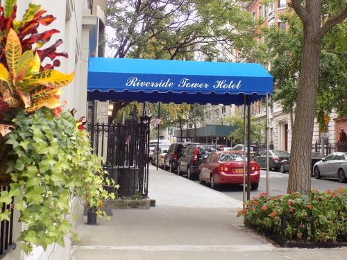 فندق ريفر سايد تاور في نيويورك: مظلة زرقاء على رصيف جانبي بجانب شارع