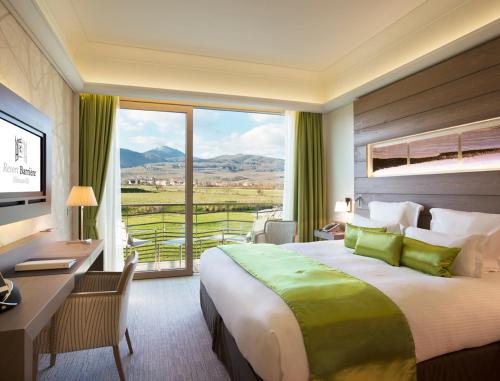 Un pat sau paturi într-o cameră la Hôtel Barrière Ribeauvillé