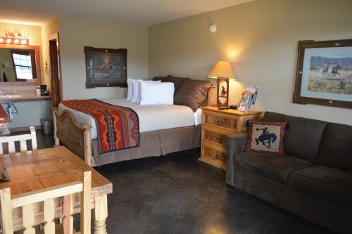 1 dormitorio con cama, sofá y mesa en NRS Event Center & Guest Ranch, en Decatur