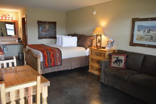 1 dormitorio con cama, sofá y mesa en NRS Event Center & Guest Ranch en Decatur