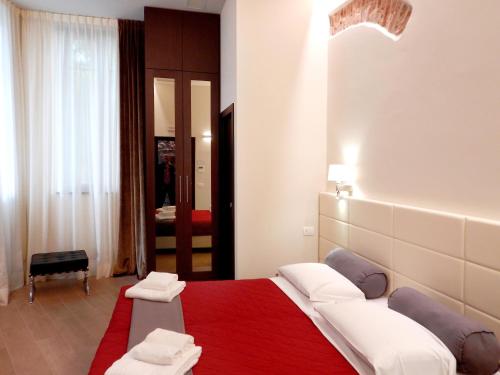 um quarto com uma cama grande e um tapete vermelho em Arena Luxury Suite em Verona