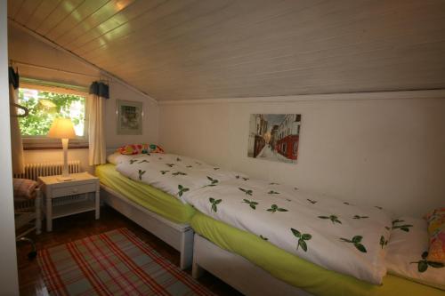 a bedroom with two beds and a window at Appartement am Schilift in Sankt Gilgen