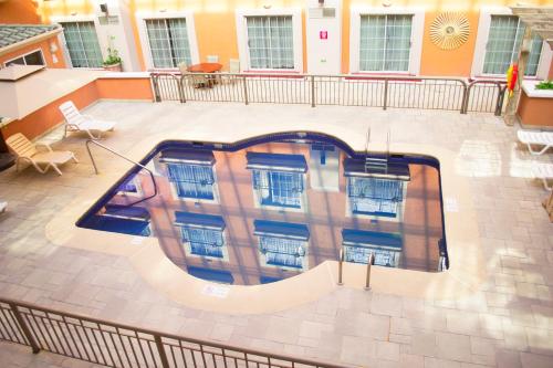 una piscina en medio de un edificio en iStay Hotel Ciudad Juarez en Ciudad Juárez