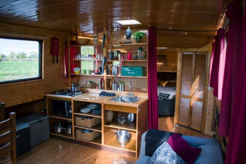 a room with a kitchen in a tiny house at Houseboat Vinkeveen in Vinkeveen